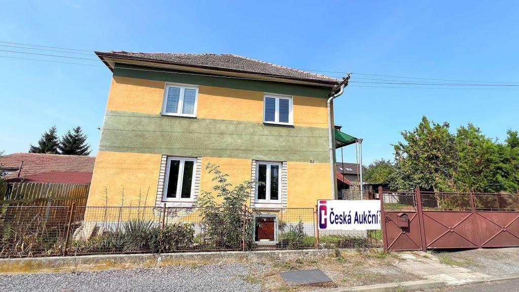 Rodinný dům (200 m2) se dvěma byty 3+kk (oba 80 m2), pozemek (794 m2), Zaječice, okr. Chrudim