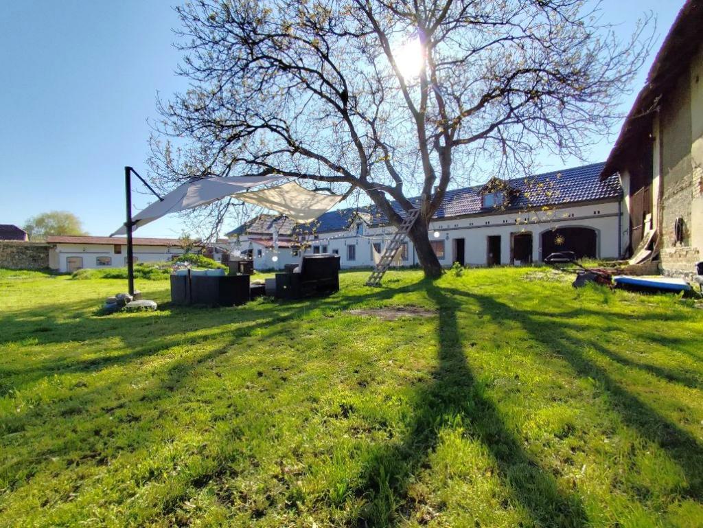 Hospodářská usedlost s rodinným domem, 2.531 m2, Lkáň, okr.Litoměřice
