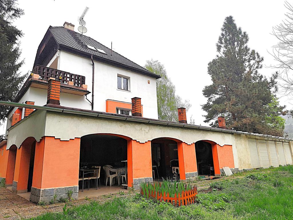 Rodinný dům (370 m2), pozemek (4.766 m2), Dolany u Prahy, okres Mělník