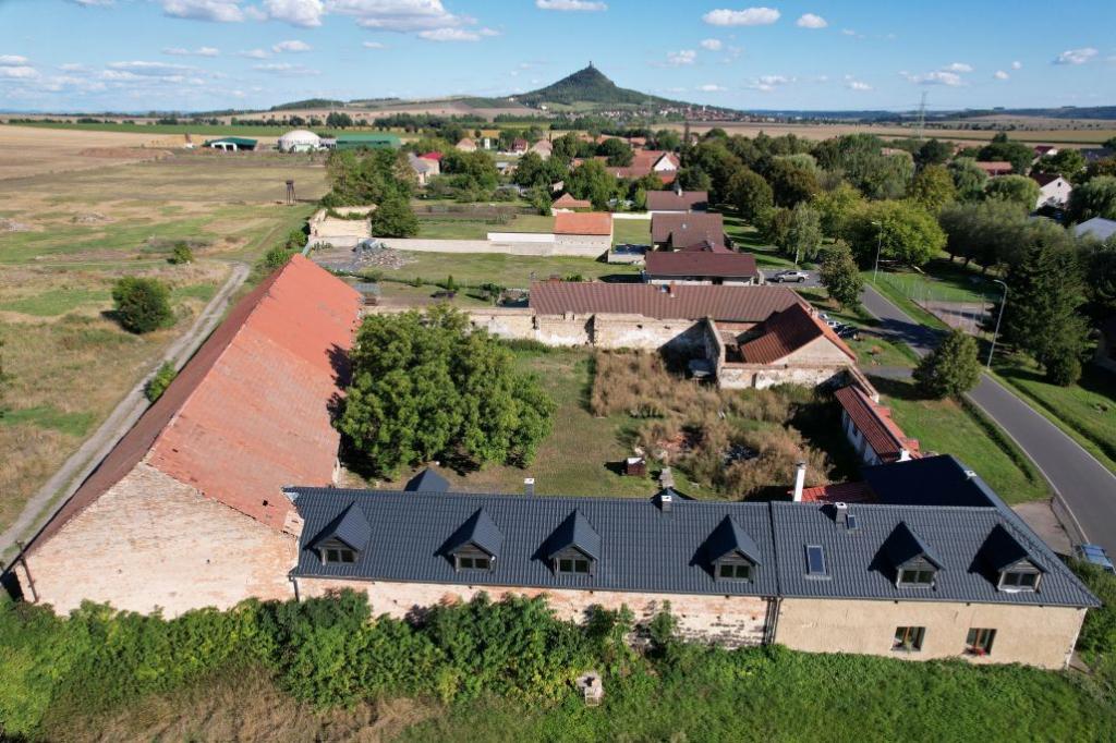 Hospodářská usedlost s rodinným domem, 2.531 m2, Lkáň, okr.Litoměřice