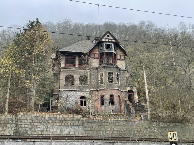 Unikátní pozemky (1505m2) se slavnou vilou z roku 1905 – vhodné pro novou výstavbu / rekonstrukci